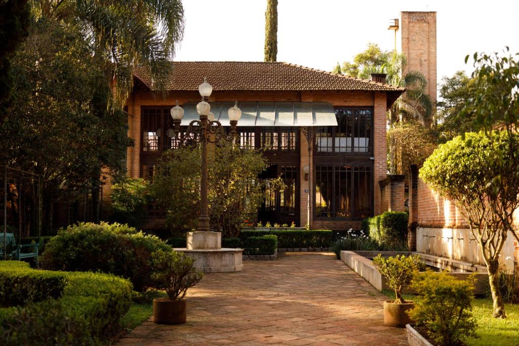 a house with a courtyard with a building at Haras Buona Fortuna in Cotia