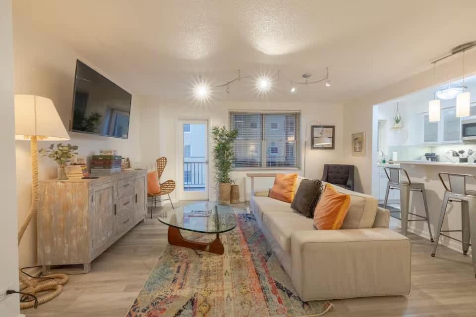 ein Wohnzimmer mit Sofa und Tisch in der Unterkunft 6-0 Cozy Atlanta Condo -Balcony Downtown Views Modern Comfort in Atlanta
