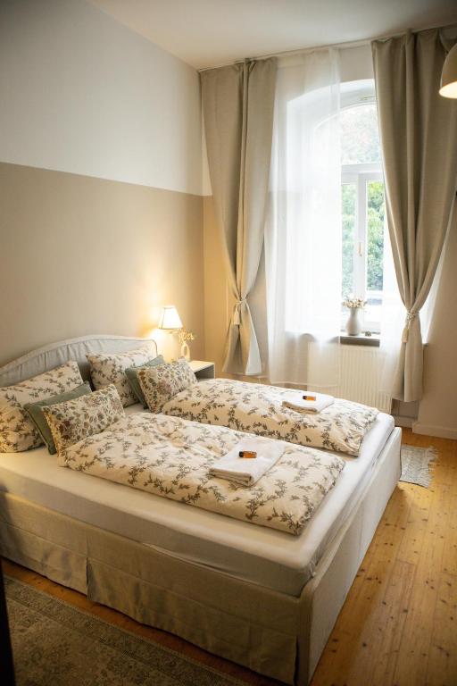 a large bed in a bedroom with a window at Kassel Rooms - Davinci Apartment in Kassel