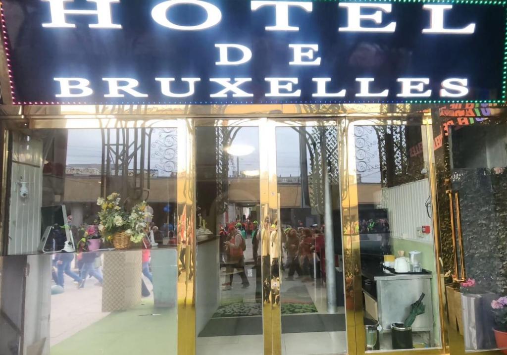 a store window with a sign that reads hotel brushes at Hotel de Bruxelles in Brussels