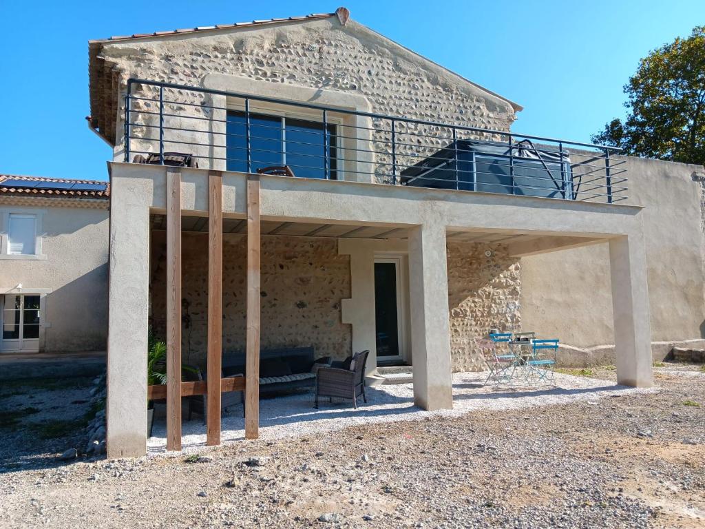 une maison avec une grande terrasse dans l'établissement La Batisse, à Livron-sur-Drôme