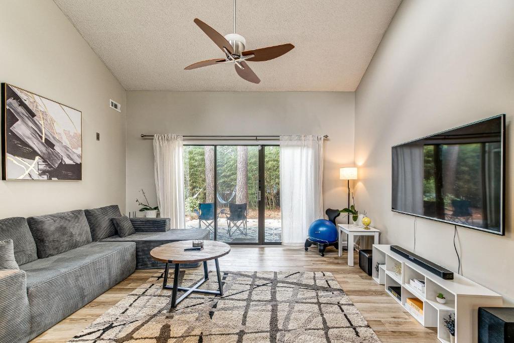 ein Wohnzimmer mit einer Couch und einem Deckenventilator in der Unterkunft Pet-Friendly Raleigh Townhome Near Medical Centers in Asbury