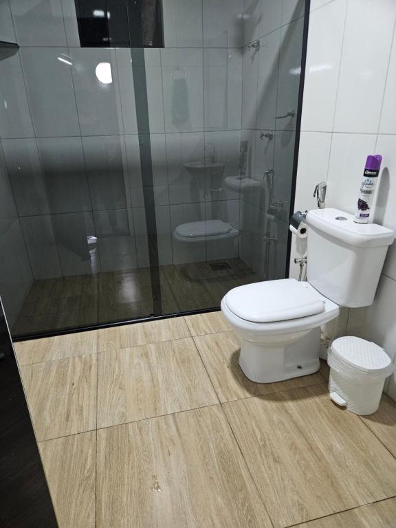a bathroom with a toilet and a shower at Refúgio GRUPOS com piscina, churrasqueiras 38 min Águas Claras Brasília in Brasilia