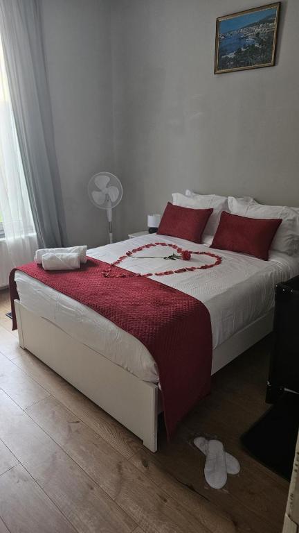 a bedroom with a large bed with red pillows at Appartement diamant in Brussels