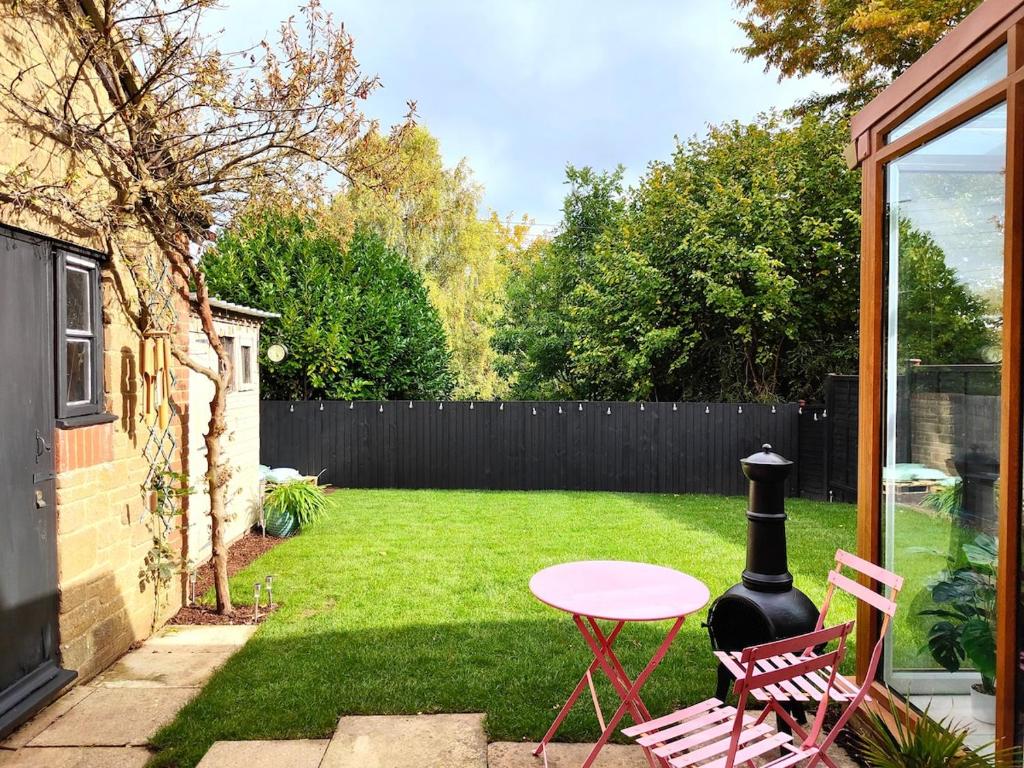 Κήπος έξω από το Bright and spacious 3bd with sofa bed and garden