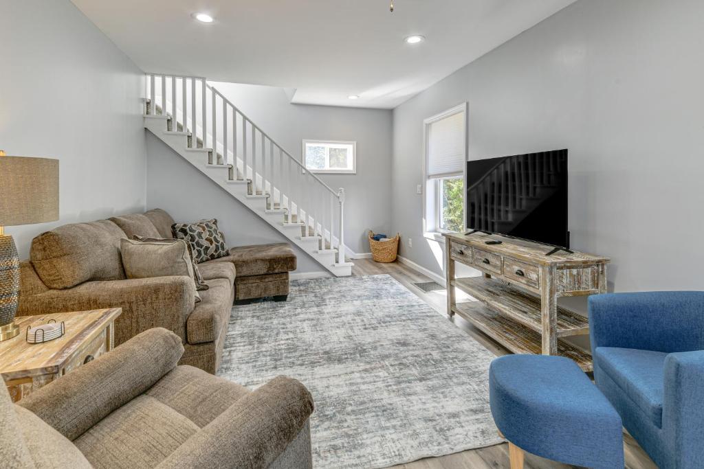 TV a/nebo společenská místnost v ubytování Walk to Main Street! Updated Norwich Home