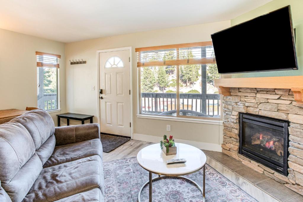 TV a/nebo společenská místnost v ubytování 1 Mi to Stagecoach Chairlift Stateline Condo