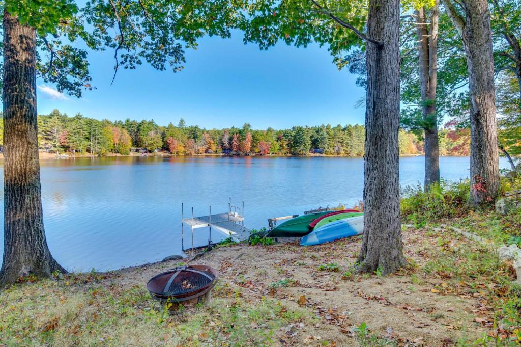 Barringtonにある7 Mi to Hiking Waterfront Long Pond Gem!の湖畔に停船