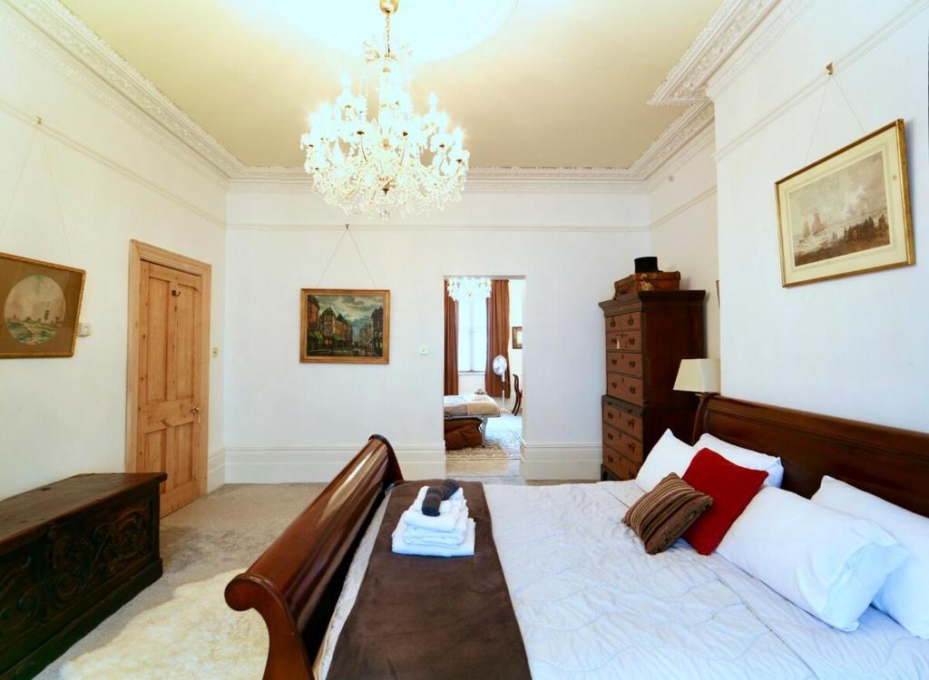 Voodi või voodid majutusasutuse Seafront Luxury Super King Suites Villa parking toas