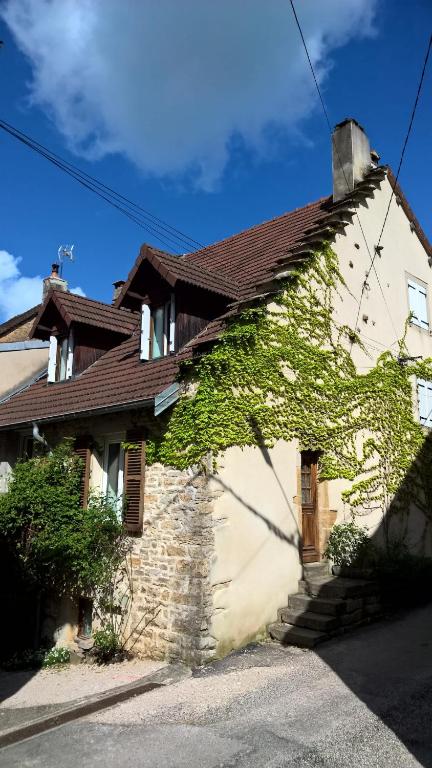 a house with ivy growing on the side of it at Gîte le Lynx in Passenans