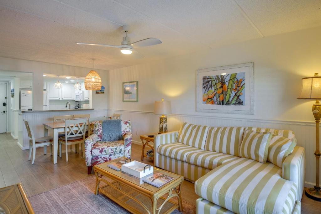 een woonkamer met een bank en een tafel bij Resort Condo Steps to Beach Snowbirds Welcome! in Saint Augustine Beach