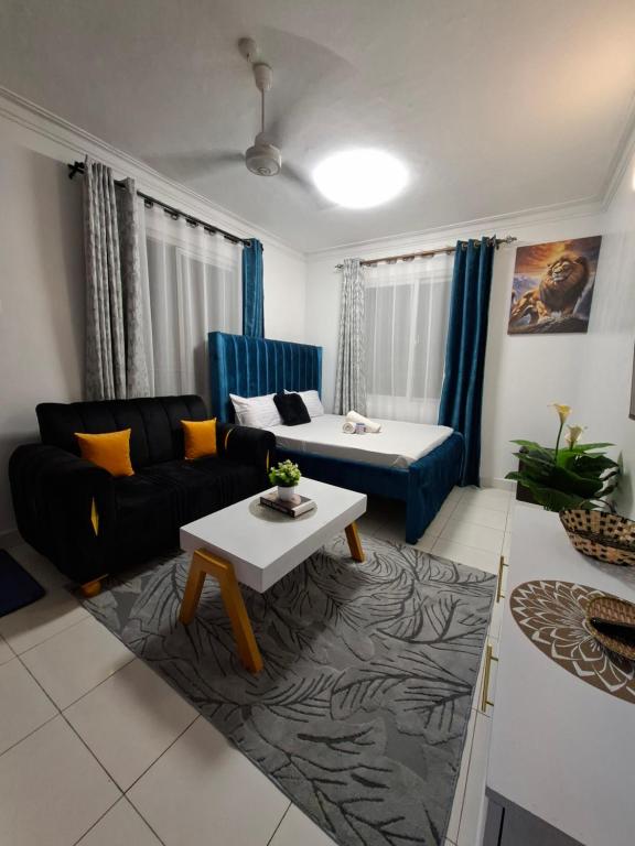 een woonkamer met een bank en een tafel bij Zamara homes 