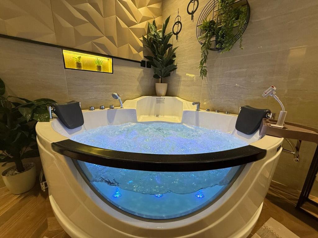 a bath tub with an aquarium in a bathroom at الملقا جاكوزي لوفت Al Malqa Jacuzzi Loft in Riyadh