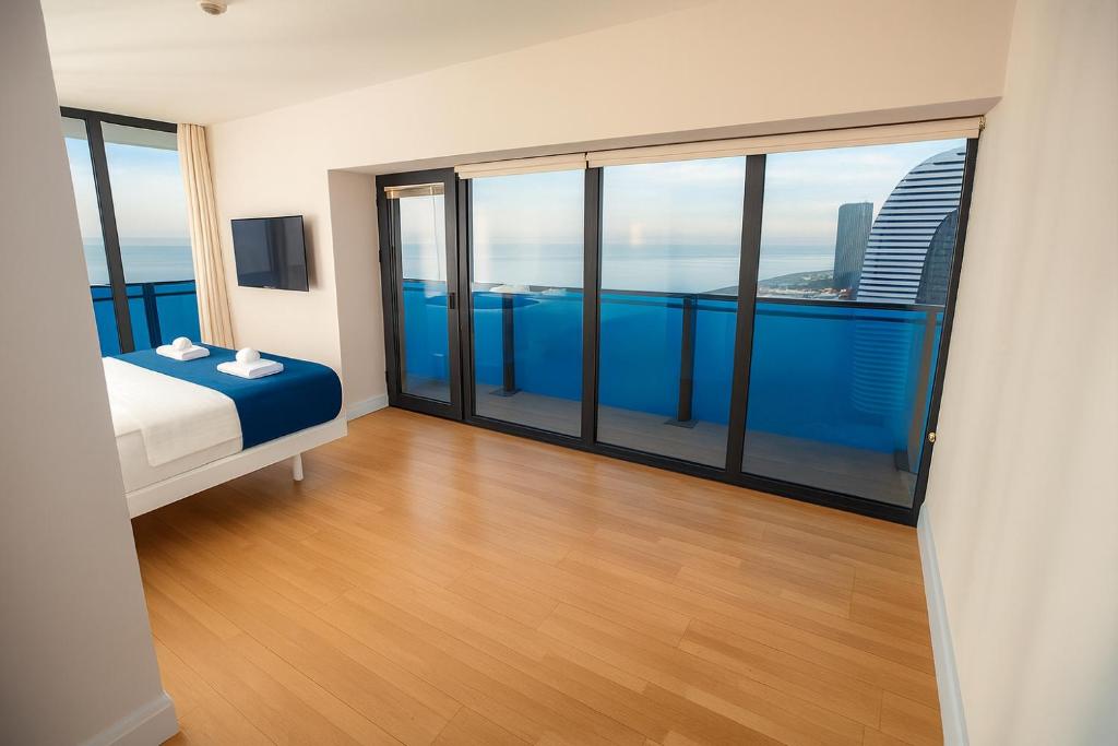 En eller flere senge i et værelse på Luxury Living Orbi City Batumi