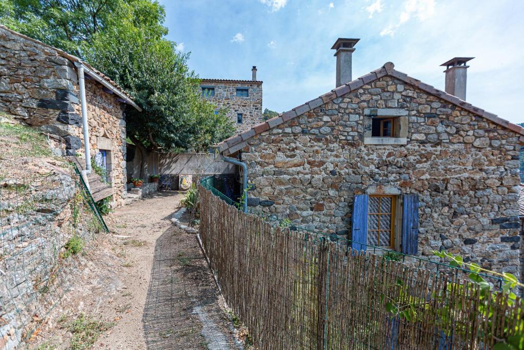 ヴァル・レ・バンにあるMaison De Village Le Bacciの石造りの古家