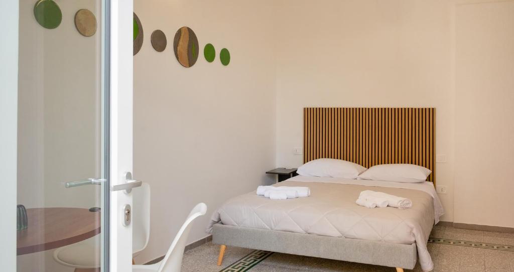 a bedroom with a bed with two towels on it at Atmosfere 19 in Sant'Egidio del Monte Albino