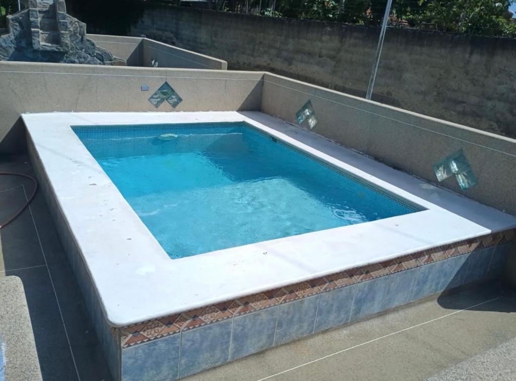 a large pool of water in a concrete tub at Villa en higuerote in Higuerote