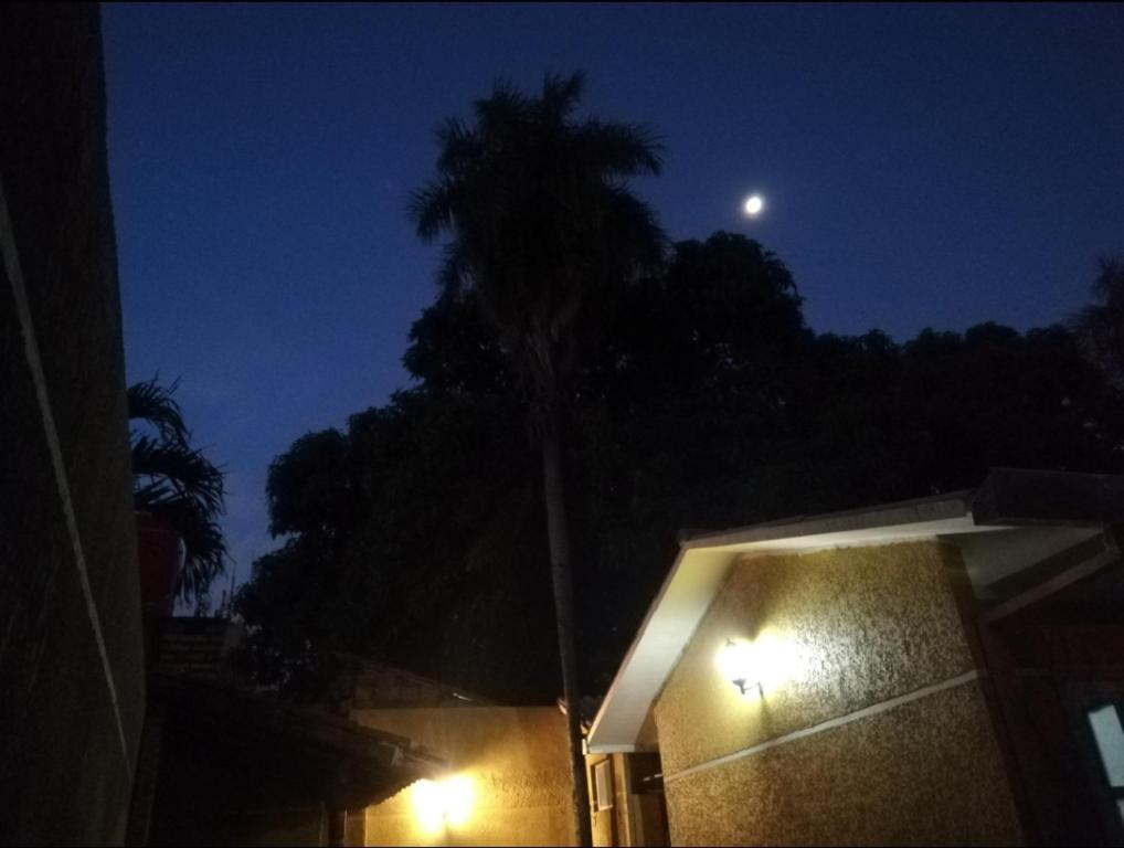 une vue nocturne d'un bâtiment avec une lune dans l'établissement Hostal Brillo de Sol, à Santa Cruz de la Sierra