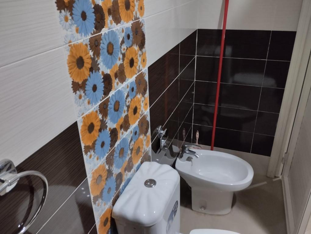 une salle de bain avec toilettes et lavabo dans l'établissement Villa, à Meknès