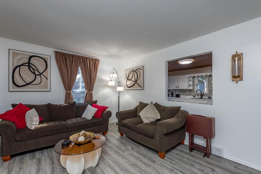 a living room with two couches and a table at Cottingham Cottage in Zion