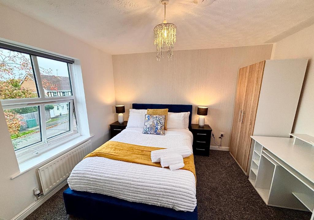 ein Schlafzimmer mit einem Bett und einem Fenster in der Unterkunft Sycamore Retreat in Kettering