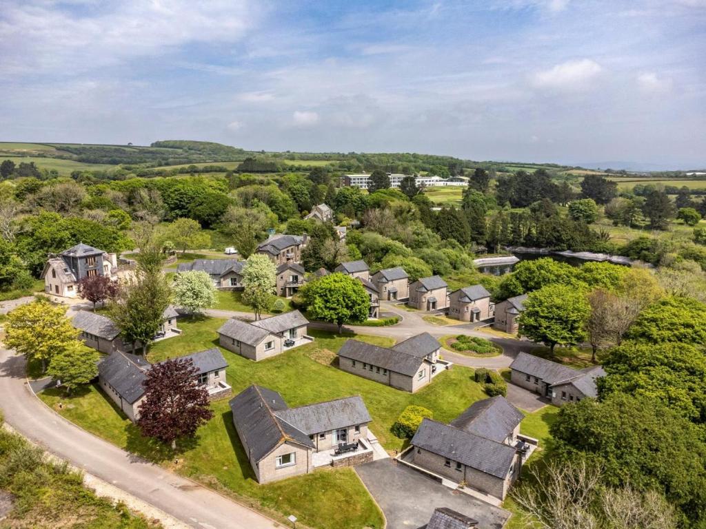 Una vista aérea de un barrio residencial con casas. en 2 Bed in St. Mellion 87705, en St Mellion