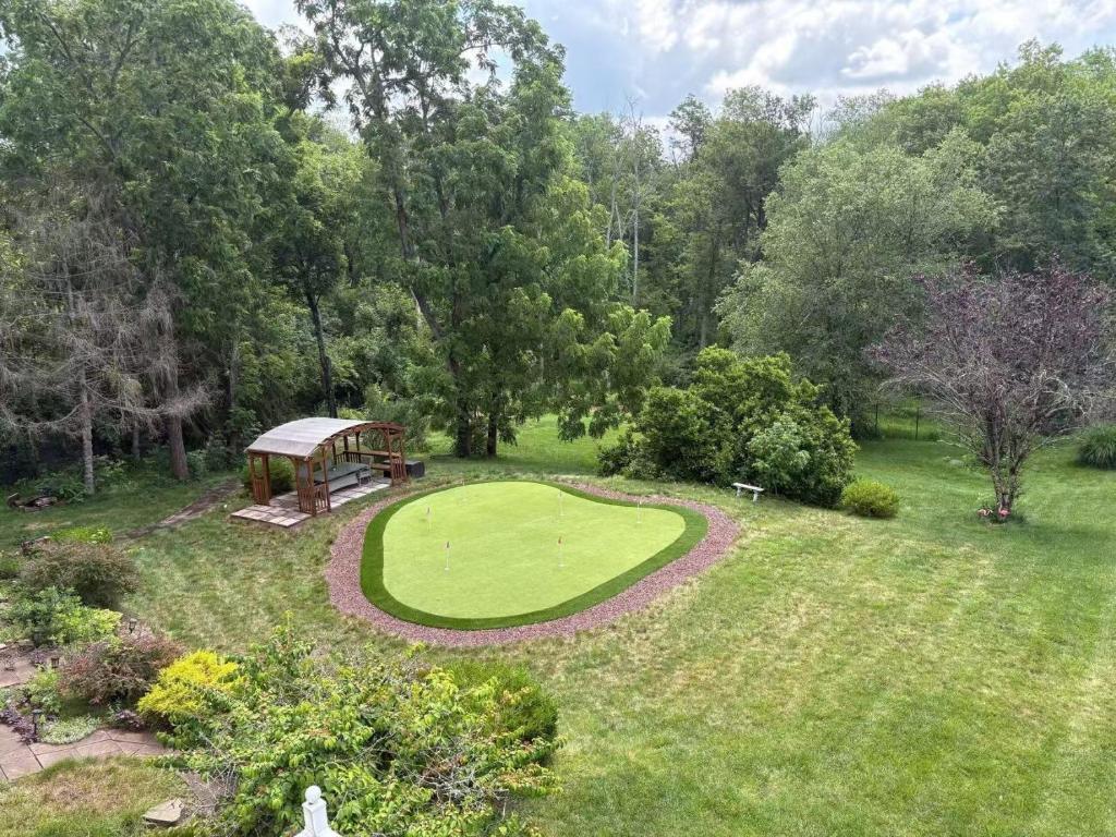 una vista aérea de un campo de golf en un parque en Spacious Guest Suite 5 Minutes to Princeton University with Free Parking, en Princeton