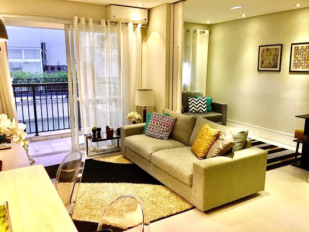 a living room with a couch and a table at Ap Menara - Perto do Hospital Albert Einstein e Estádio Morumbi in Sao Paulo