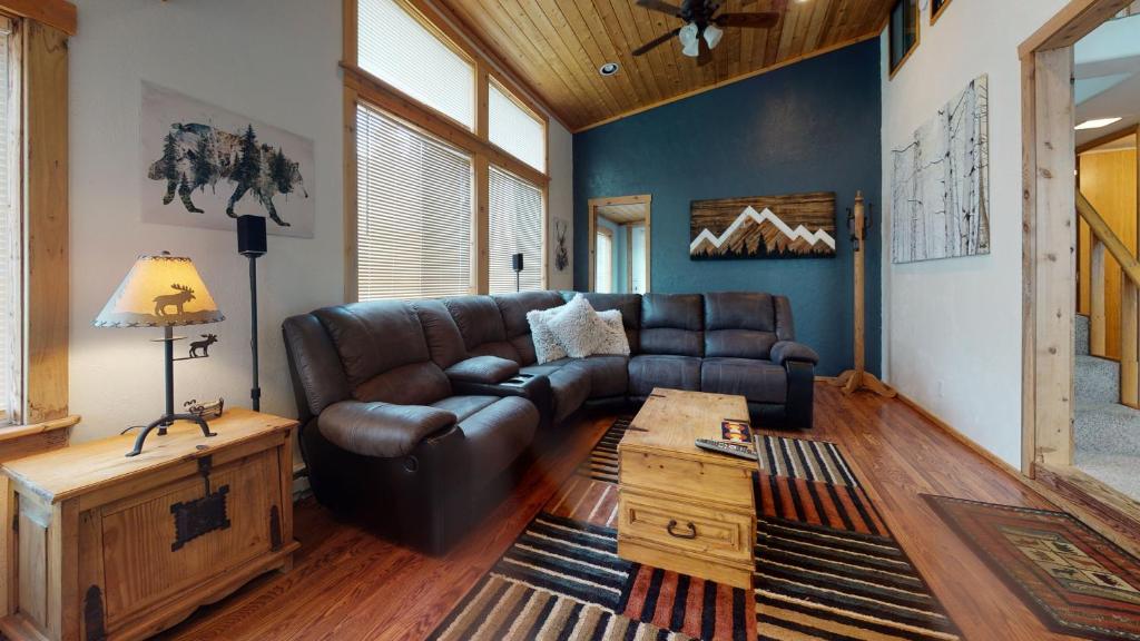 un soggiorno con un divano in pelle e un tavolo di #160 Tiger Run a Gold Hill