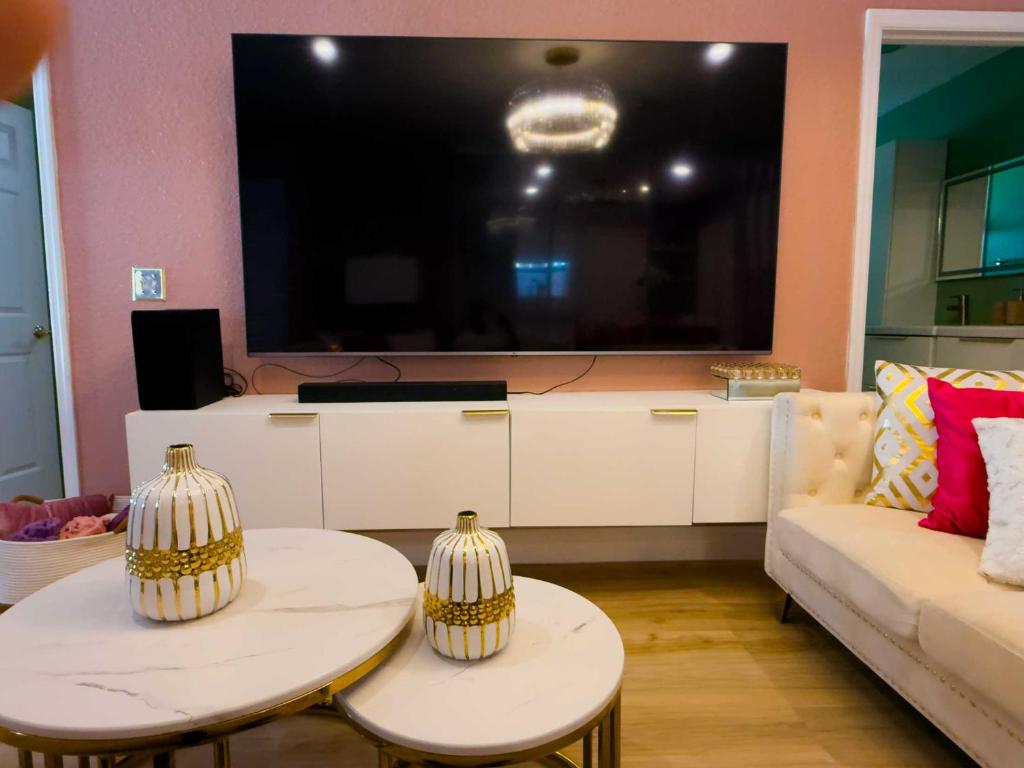 - un salon avec deux tables et un canapé dans l'établissement Caribbean Cove of Deerfield Beach South Florida, à Deerfield Beach