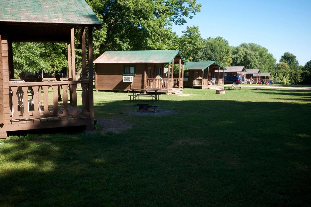 a large yard with a cabin and a picnic table at Fremont RV Campground Loft Cabin 4 in Fremont