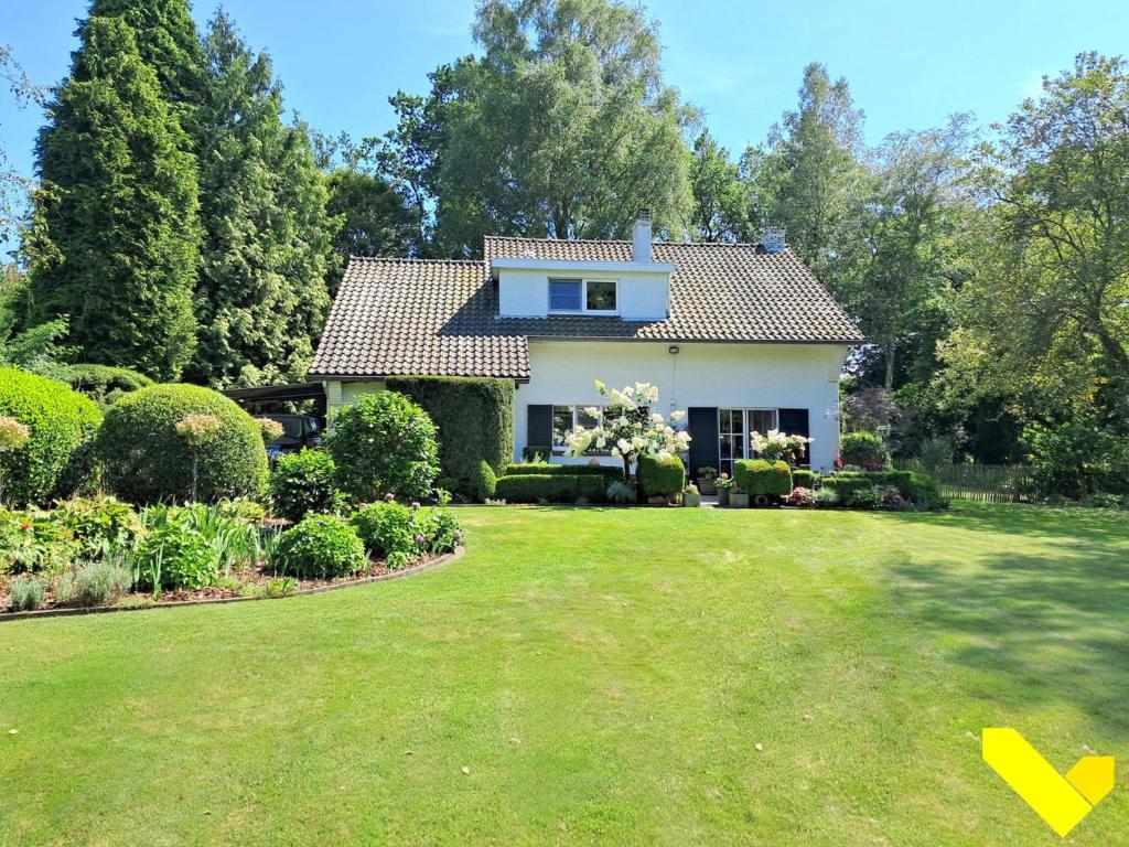 a house with a lawn in front of it at Wezelhoeve in Balen