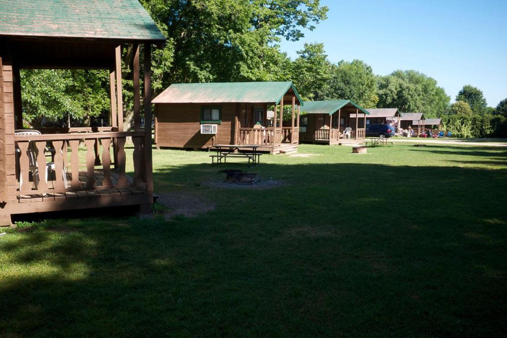 a large yard with a cabin and a picnic table at Fremont RV Campground Loft Cabin 1 in Fremont