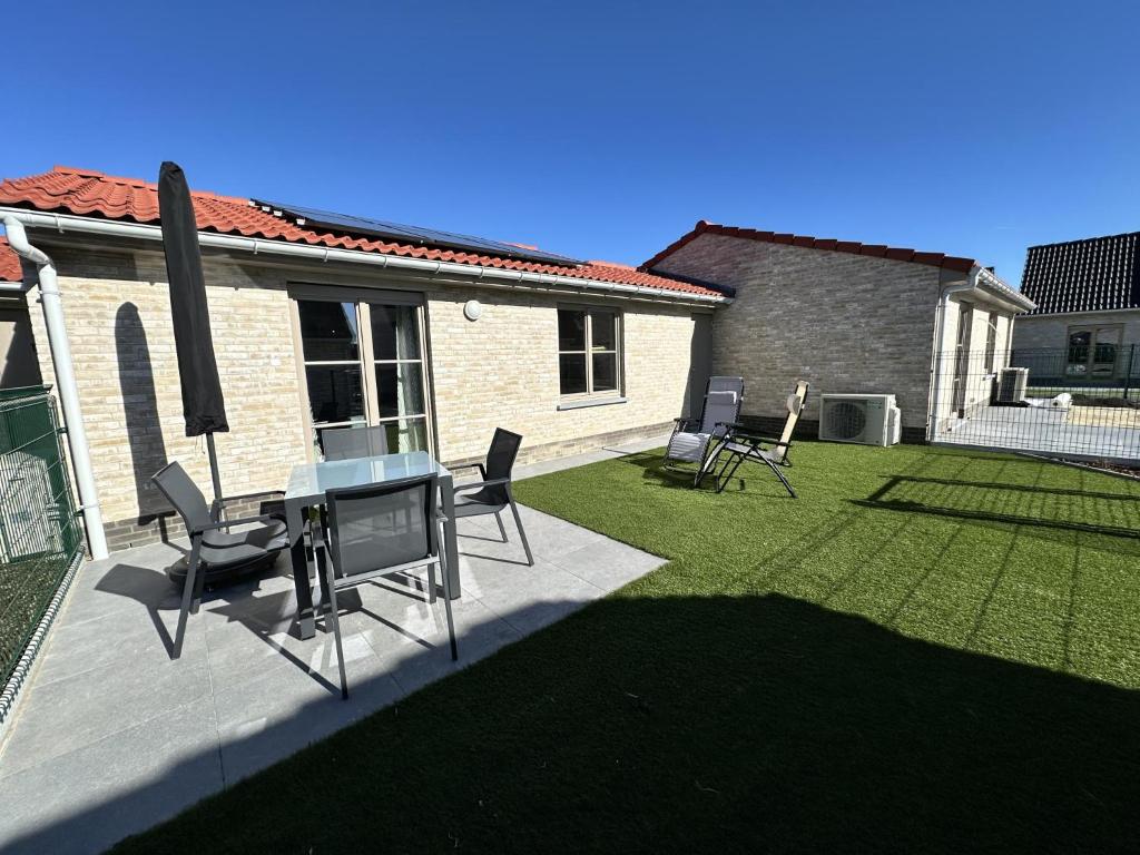 un patio con sillas y una mesa en Westhinder II H19, en Witte Burg