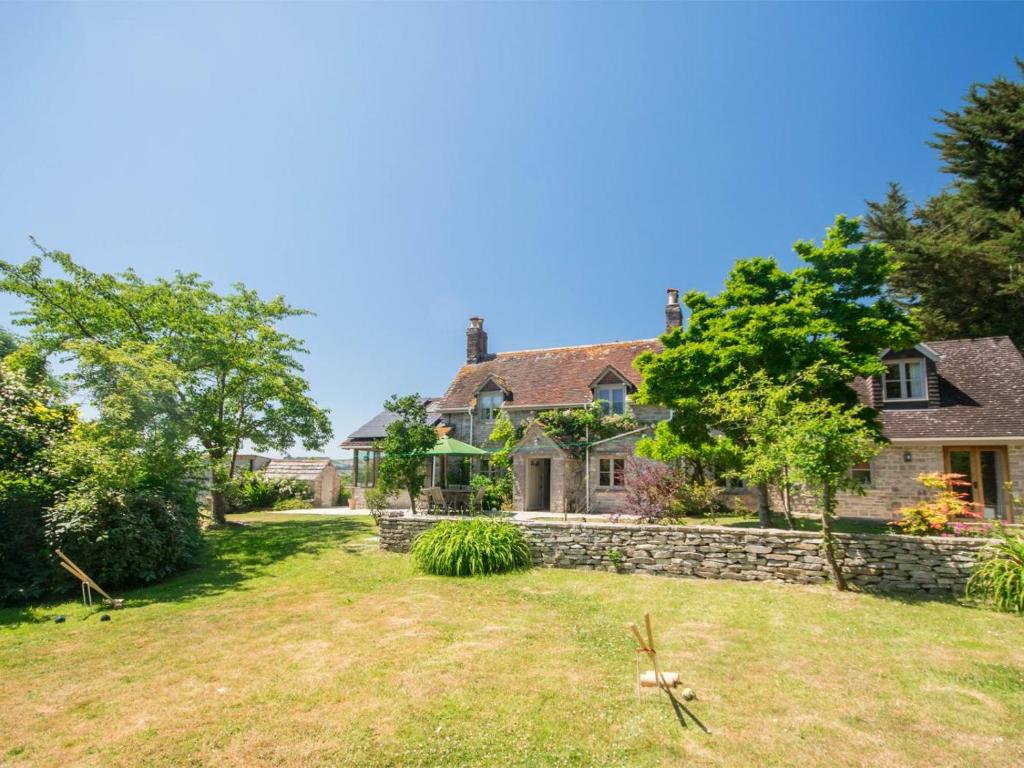 an estate with a stone house with a yard at 5 Bed in Corfe Castle DC061 in Corfe Castle