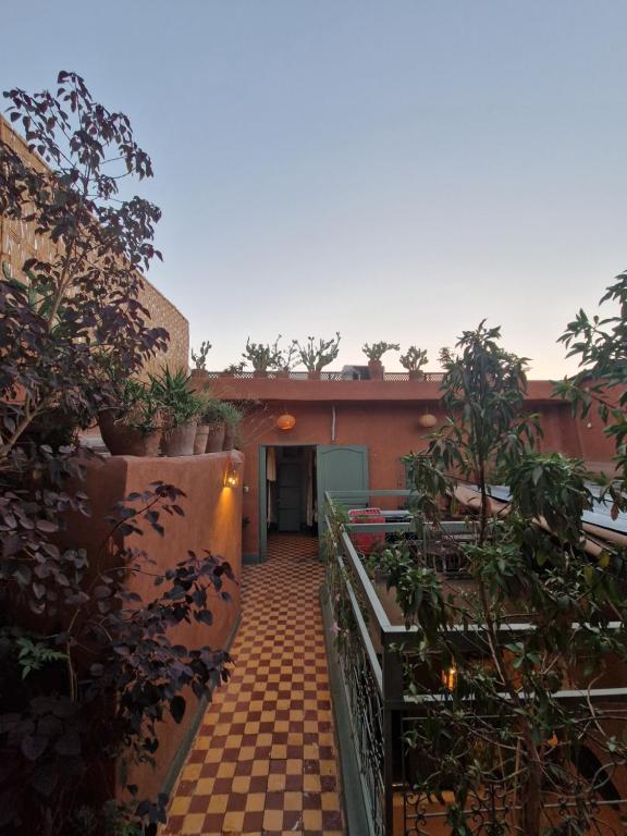 een binnenplaats van een huis met een geruite vloer bij Medina Oasis Hostel in Marrakesh