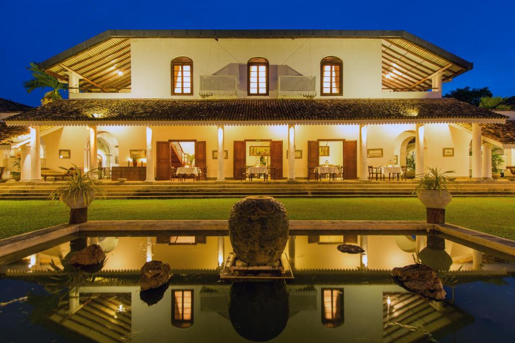 une grande maison avec une piscine en face de celle-ci dans l'établissement Tamarind Hill by Asia Leisure, à Galle