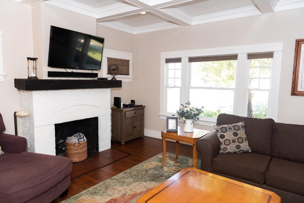 Et tv og/eller underholdning på Historic craftsman sleeps 9 3br2.5ba Disney 1mi