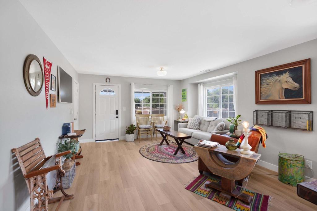 Et opholdsområde på Hot Tub Fire Pit Pet Friendly Walk to Bell St