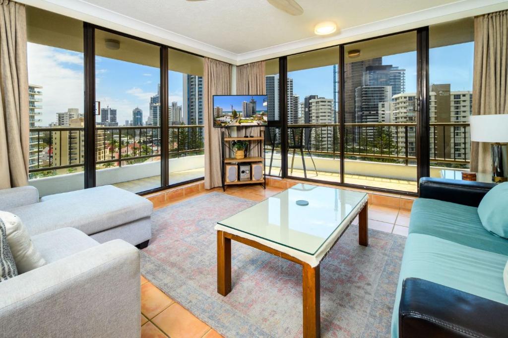 un salon avec un canapé et une table dans l'établissement Elevate Surfers Ocean & City Skyline Views, à Gold Coast