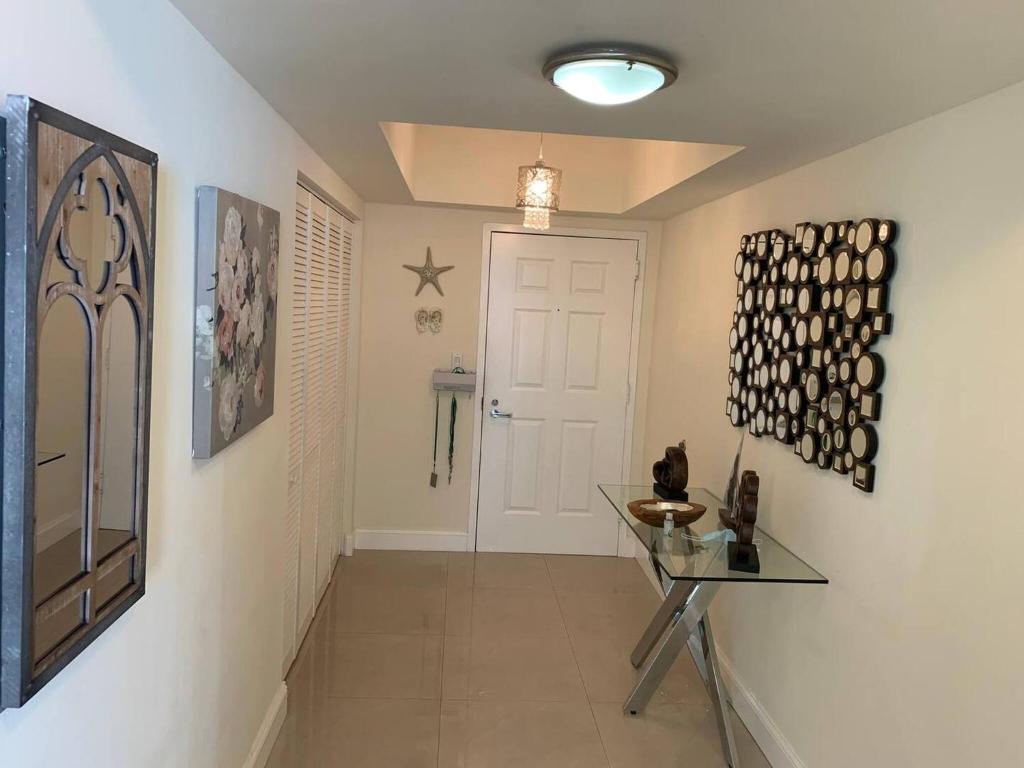 Fotografie z fotogalerie ubytování Luxurious 2BD Condo with Direct Ocean Views & Resort Pool in Sunny Isles v destinaci Sunny Isles