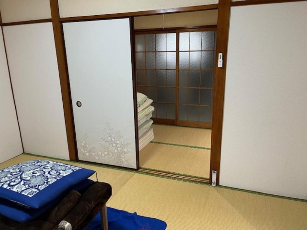 東京にあるD-pdal Inn - Vacation STAY 38493vの鏡付きの部屋、タオル付きのクローゼットが備わる客室です。