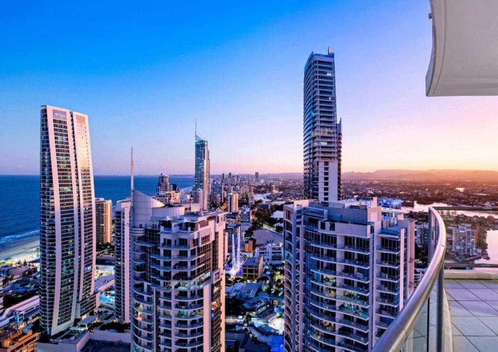 ゴールドコーストにあるLevel 45 Luxury Sub-Penthouse in Towers of Chevron - Hosted by Coastal Letting Co.の高層ビルと海の景色を望む