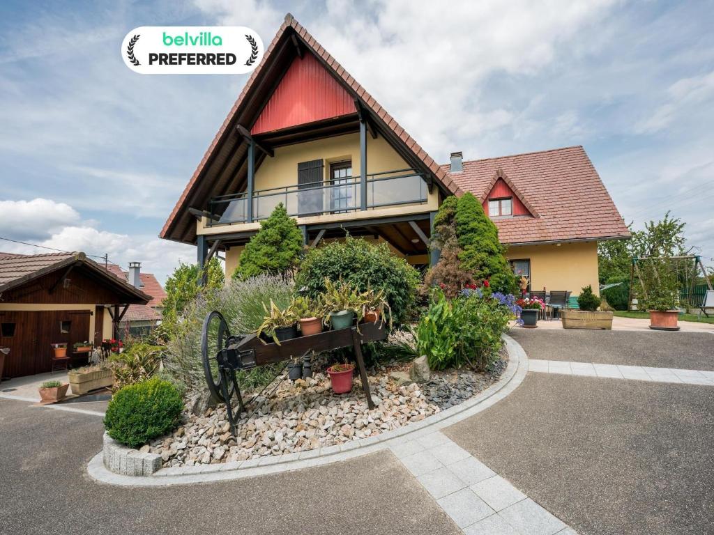 una casa con un jardín delante de ella en Holiday Home in Ruederbach near Lake, en Ruederbach