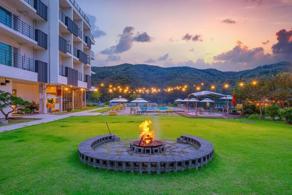 a fire pit in the middle of a lawn in a building at Gapyeong the Bay Resort in Gapyeong