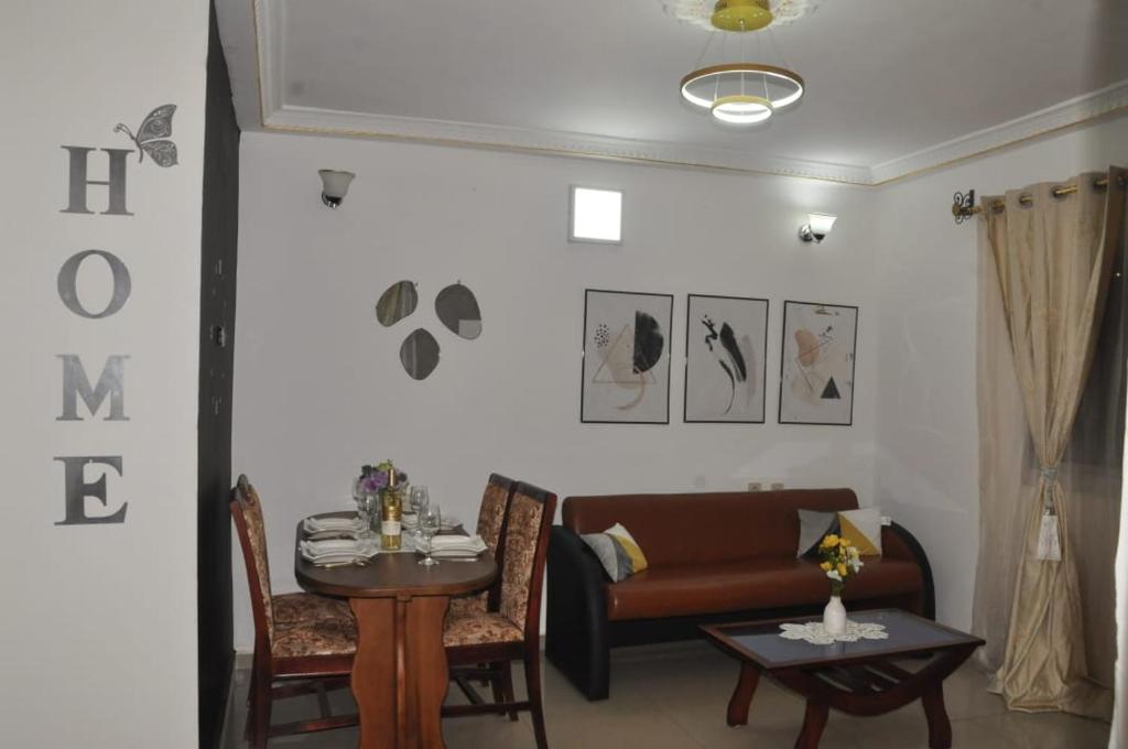 ヤウンデにあるStudio Douillet à Etoudiのソファとテーブルのあるリビングルーム