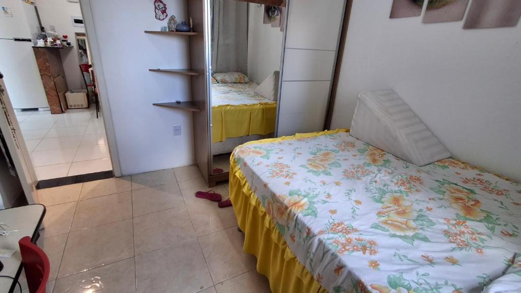 ein kleines Zimmer mit einem Bett in einem Zimmer in der Unterkunft Casa Marcia in Belém