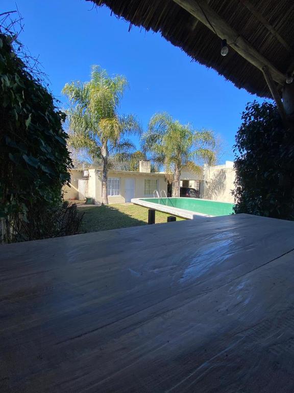 La Porteñacasa quinta的带果岭的车道景观