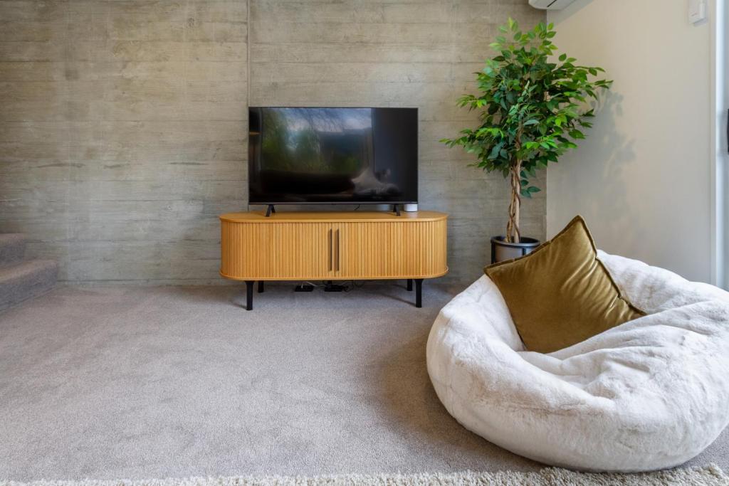 Executive Accommodation 3 Bed, 3 bath plus Garage