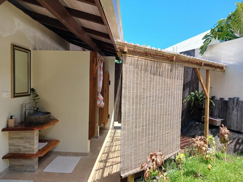 una valla de malla al costado de una casa en Vaiava Lodge, en Punaauia